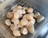 Une image de l'étape 3 de Noix de saint Jacques aux petits oignons blancs.