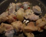 A picture of step 4 of Stir-fried Chicken with Basil.