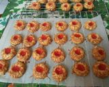 Foto langkah ke 7 dari resep Crunchy Strawberry Cheese Thumbprint Cookies.