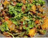 बरबटी शेंगा मिक्स बटाटा (Barbati Shenga Mix Batata Recipe In Marathi) रेसिपी स्टेप 5 फोटो 