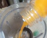 A picture of step 2 of Yellow melon juice.