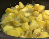 Foto del paso 2 de la receta: Higaditos de pollo en salsa con patatas en cocotte