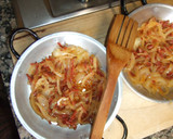Foto del paso 3 de la receta: Sartencillas de patatas, huevos, chorizo y pimientos al horno