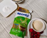 Foto langkah ke 1 dari resep Puding Strawberry Matcha Latte.