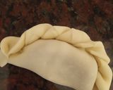 Foto del paso 2 de la receta: Empanaditas dulces🥟🍭 (dulce de membrillo + coco rallado)