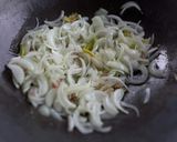 A picture of step 4 of Stir fried Crabs with curry powder.