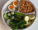รูปขั้นตอนการทำที่ 2 ของ ข้าวกล่อง (ข้าวผัดน้ำพริก ผักสด ไข่ต้ม)