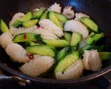 A picture of step 3 of Chinese Stir-Fry with Squid and Cucumber.