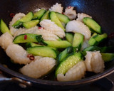 A picture of step 3 of Chinese Stir-Fry with Squid and Cucumber.