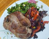 Foto del paso 4 de la receta: Bondiola y verduras a la chapa con ensalada de espinaca y huevo