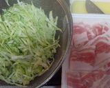 A picture of step 1 of Stir-Fried Pork Belly and Cabbage with Okonomiyaki Sauce.