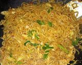 Foto langkah ke 5 dari resep Mie tumis simple (mie instant).