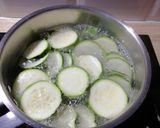 Une image de l'étape 1 de Pesto courgette / basilic / noix.