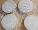 A picture of step 2 of Baked Onion with Tuna and Cheese.