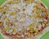 Foto langkah ke 7 dari resep Thin Pizza Teflon (Topping ayam jagung).