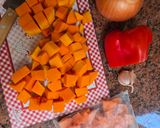 Foto del paso 2 de la receta: Guiso de legumbres y maíz blanco inspirado en el locro precolombino 🫕🥘🌽🫘ideal para congelar