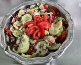 Une image de l'étape 11 de Salade de tomates et concombre à l’oignon rouge et persil.