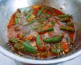 A picture of step 4 of Kathiyawadi super tasty chatpati bharva bhindi sabji.