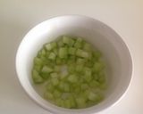 Foto del passaggio 2 della ricetta Tonno scottato con salsa di lamponi, verdure, e terra di mollica e olive taggiasche