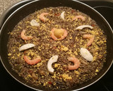 Foto del paso 11 de la receta: Arroz negro con gambas