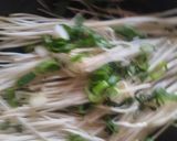 Foto langkah ke 4 dari resep Dadar Telur Jamur Enoki.