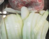 A picture of step 1 of Simple Chopped Pork and Onion Curry Flavored Stir-Fry.