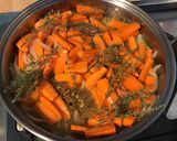 Une image de l'étape 5 de Carottes glacées et caramélisées aux câpres italiennes et oignon de roscoff.