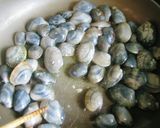 A picture of step 4 of Irresistible Vongole Bianco.