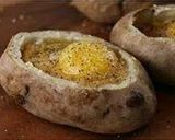 A picture of step 5 of Baked egg in a potato bowl.