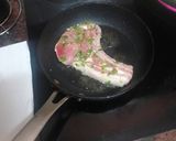 Foto del paso 3 de la receta: Chuletas de cerdo a la sartén con papas fritas