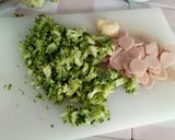 Foto langkah ke 1 dari resep Broccoli Cheese Cream Soup.