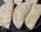 Foto del paso 5 de la receta: *QUESADILLAS DE TORTILLA DE HARINA CON CHICHARRÓN Y SALSA GUERA*