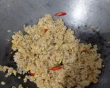 Foto langkah ke 7 dari resep Nasi Goreng Teri Medan ala Solaria.