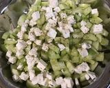 Une image de l'étape 6 de Concombres Noa marinés au jus de raisin blanc, olives noires, feta et persil.