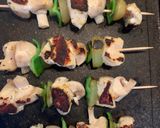 Foto del paso 5 de la receta: Brochetas de pollo con salsa de frutos rojos
