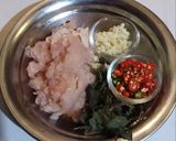 รูปขั้นตอนการทำที่ 1 ของ ไก่ผัดใบกระเพรา