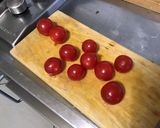 Une image de l'étape 5 de Melon farci aux tomates bicolores, feta, radis et menthe fraîche.
