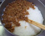 A picture of step 5 of Easy! Tuna Soboro Rice Cake.