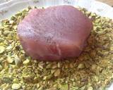 Filetto di tonno in crosta di pistacchi con cipolla in cottura sottovuoto
 a bassa temperatura passaggio 3 foto
