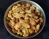 A picture of step 1 of Nolen Gurer Gajar er Halwa.