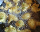 A picture of step 3 of Methi ke pakode.