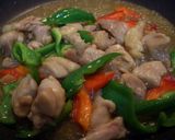 A picture of step 6 of Stir-fried Chicken with Basil.