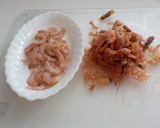 Foto del paso 2 de la receta: Carpaccio de merluza y gambas rojas