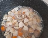 Foto langkah ke 4 dari resep Sup Ayam Jamur.