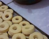Foto langkah ke 6 dari resep Kukis Donat.