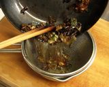 A picture of step 4 of Scallion Oil.