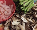 A picture of step 1 of Asparagus with prawns and mushrooms.