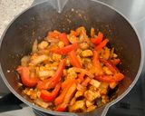 A picture of step 4 of Creamy chicken paprika pasta.