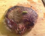 Foto del passaggio 3 della ricetta Tagliata di chianina con wasabi e riduzione di aceto balsamico e miele di acacia