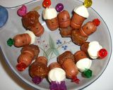 A picture of step 7 of Character Bento Acorn Boys with Wiener Sausages.